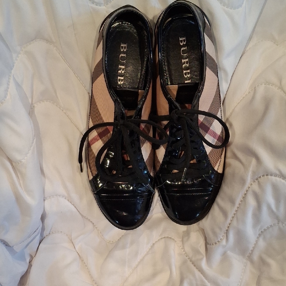 Burberry Women's Black and Tan Shoes